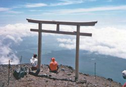 位於富士山頂附近的鳥居